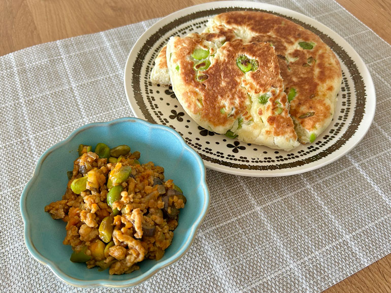 簡単!時短!枝豆たっぷり!夏野菜キーマカレー&チーズナン|伊彌彦ちゃまめ