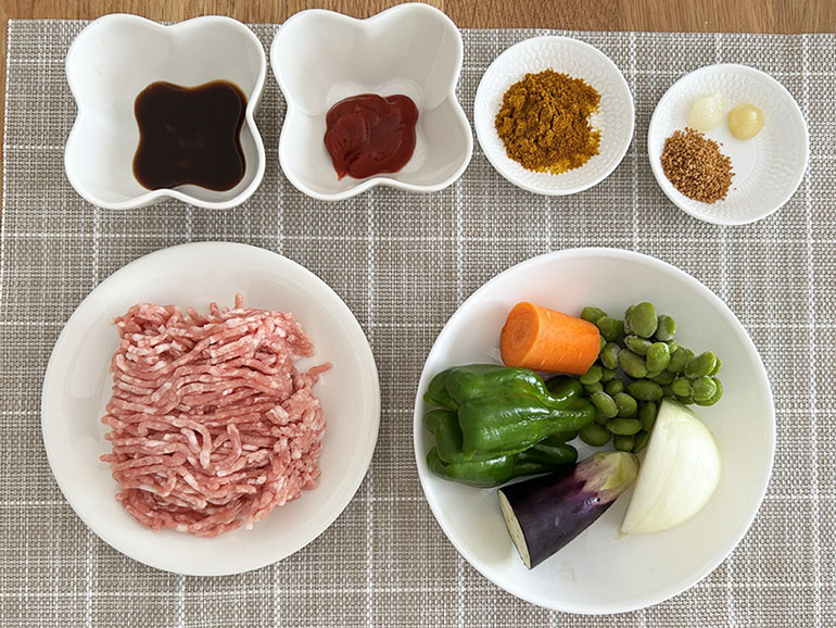 簡単!時短!枝豆たっぷり!夏野菜キーマカレー&チーズナン|伊彌彦ちゃまめ