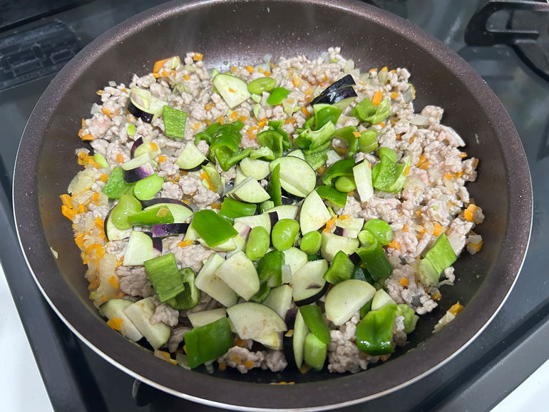 簡単!時短!枝豆たっぷり!夏野菜キーマカレー&チーズナン|伊彌彦ちゃまめ